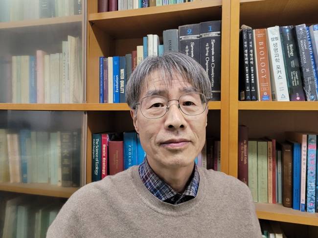 윤성명 조선대학교 생명과학과 교수가 제20회 동북아생물보전대상을 수상했다. /제공=동북아생물다양성연구소