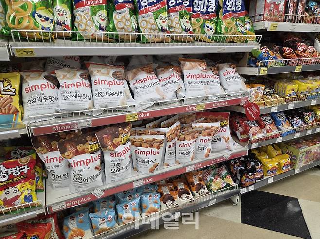 과자 코너 역시 심플러스 간장새우맛칩·카라멜러스크 등 PB 상품이 빼곡하다. (사진=한전진 기자)