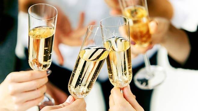 폭음을 하면 혈중 코르티솔 증가로 혈압 스파이크가 발생할 수 있다|출처: 게티이미지뱅크