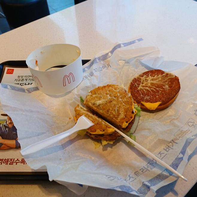 탄수화물 섭취를 줄이기 위해 햄버거 빵 가운데 위쪽 빵을 떼어 놓은 모습. 사진=코메디닷컴 DB