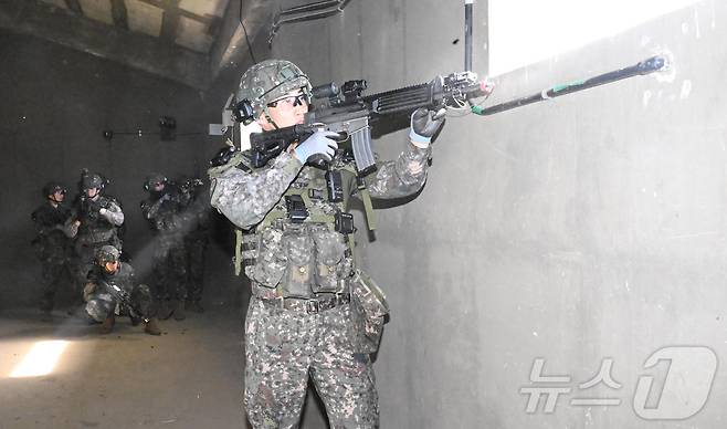 지난 9월 25일 강원도 인제군 육군 과학화훈련단(KCTC) 도시지역훈련장에서 열린 제3회 국제 과학화전투 경연대회(K-ICTC)에서 다국적 연합군 장병들이 경계 임무를 수행하고 있다. 2025.9.25/뉴스1 ⓒ News1 사진공동취재단