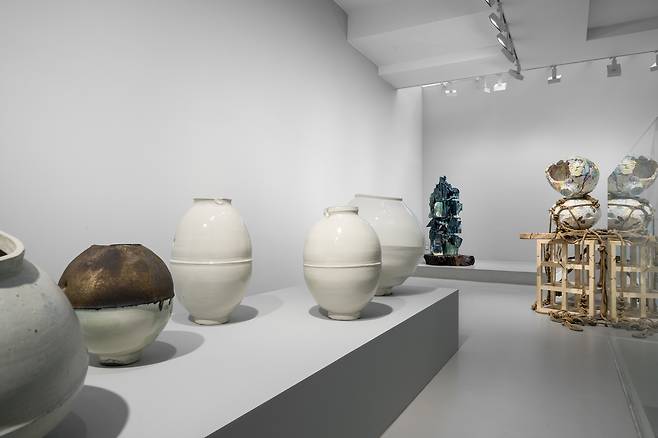 이헌정, 김주리, 김대운 단체전 'Irreverent Forms' 설치 전경, 글래드스톤, 서울, 2025 ⓒ Hun-Chung Lee, Juree Kim, Dan Kim, Courtesy of the artists and Gladstone, 사진: 전병철 (글래드스톤 제공)