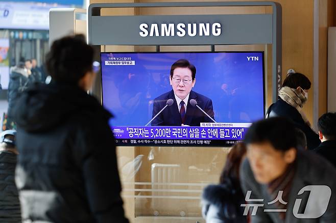 11일 서울역에서 이재명 대통령의 취임 후 첫 기관별 업무보고(기획재정부·국가데이터처) 모두 발언 생중계 화면이 나오고 있다. 강유정 대통령실 대변인은 "부처별 업무보고가 생중계되는 건 처음이며, 국민주권정부의 국정철학을 국민과 나누고 정책 이행 과정의 투명성을 높이기 위한 조치＂라고 말했다. 2025.12.11/뉴스1 ⓒ News1 안은나 기자