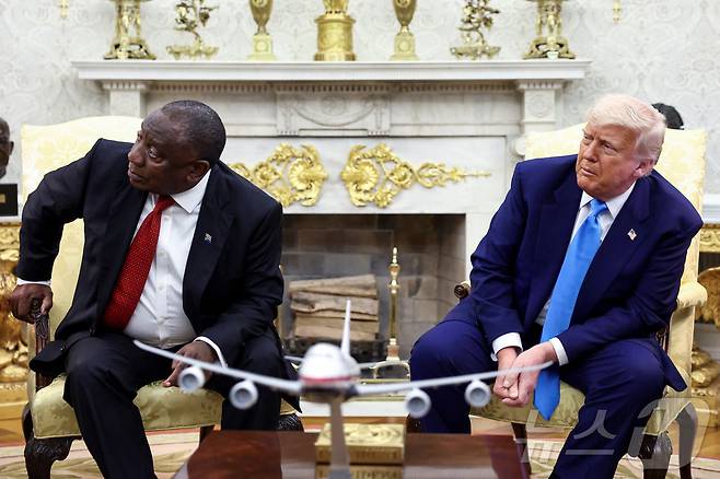 도널드 트럼프 미국 대통령이 5월 워싱턴 백악관에서 시릴 라마포사 남아프리카공화국 대통령과 정상 회담 중 상영한 "백인 학살설은 사실＂ 영상을 보고 있다. 2025.05.22 ⓒ 로이터=뉴스1 ⓒ News1 우동명 기자