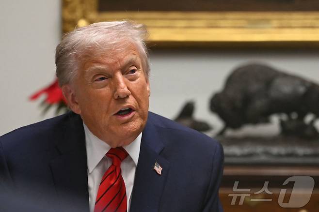 도널드 트럼프 미국 대통령이 10일(현지시간) 워싱턴DC 백악관에서 열린 기술 기업 최고경영자(CEO)들과의 라운드테이블 행사에서 100만 달러(약 14.7억 원)를 미국 정부에 내면 영주권을 받을 수 있는 '골드카드' 비자 정책 시행을 알리고 있다. 2025. 12. 10. ⓒ AFP=뉴스1 ⓒ News1 류정민 특파원