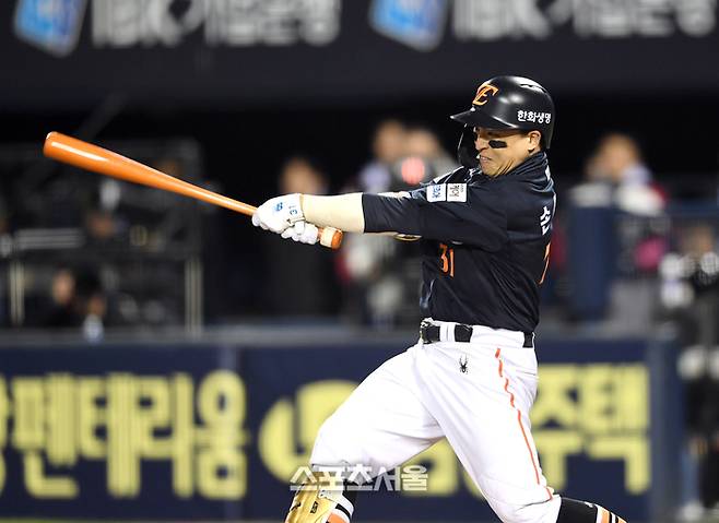 한화 손아섭이 27일 잠실구장에서 열린 2025 KBO리그 LG와 한국시리즈 2차전 1회초 2사 LG 선발 임찬규를 상대로 2루타를 치고 있다. 잠실 | 박진업 기자 upandup@sportsseoul.com