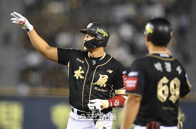 KT 황재균이 11일 서울 잠실구장에서 열린 2025 KBO리그 LG와 경기 7회초 무사1,3루 1타점 좌전안타를 친 후 세리머니를 하고 있다. 잠실 | 최승섭기자 thunder@sportsseoul.com