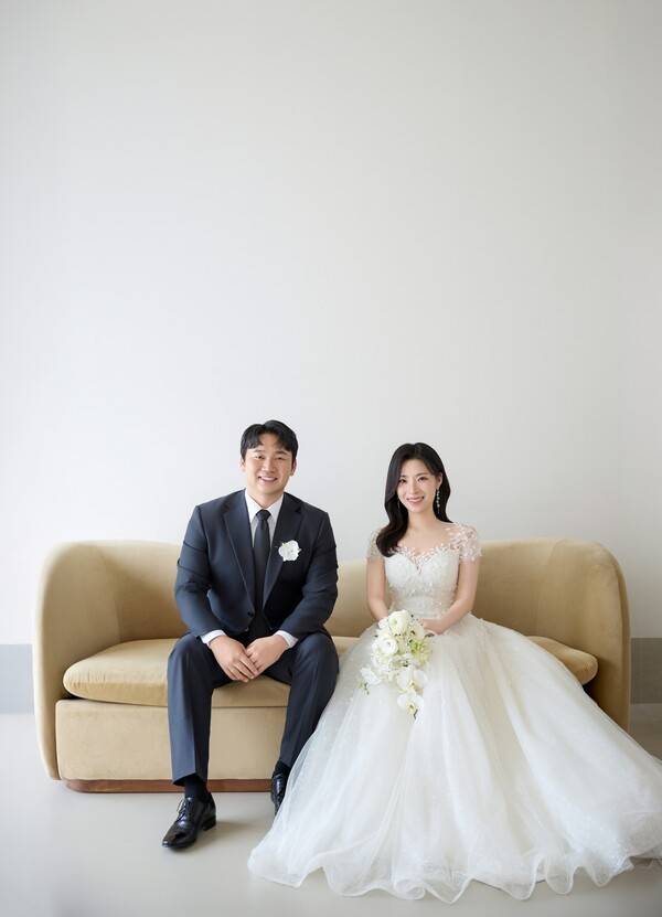 13일 백년가약을 맺는 키움히어로즈 홍보팀 한충희 대리(좌측). /사진=키움히어로즈