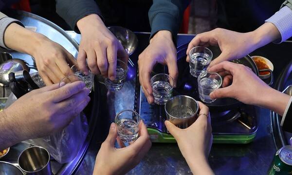 술잔을 부딪히는 모습. ⓒ연합뉴스