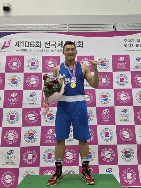 부산 전국체전에서 15연패를 달성한 후 시상대에서 포즈를 취한 김동회. 그에게는 이제 두 번의 전국체전이 남았다. / 충남도청
