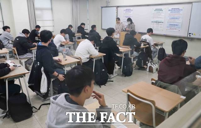 2026학년도 대학수학능력시험이 실시된 지난달 13일 오전 서울 용산구 용산고등학교에서 수험생들이 시험 준비를 하고 있다. /사진공동취재단