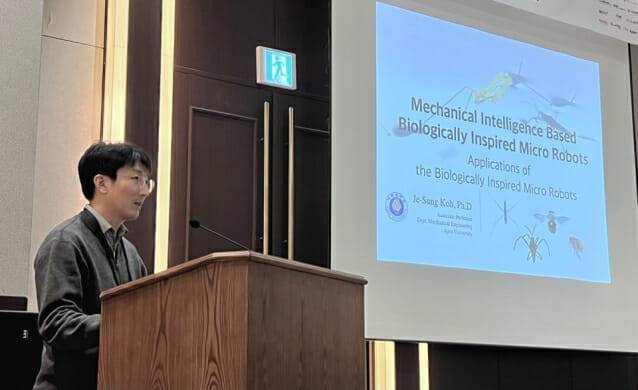 고제성 아주대학교 기계공학과 교수가 11일 제주 부영호텔&리조트에서 열린 국방로봇학회 학술대회에서 '기계적 지능을 기반으로 한 생체 영감 마이크로 로봇'을 주제로 발표하고 있다. (사진=지디넷코리아 신영빈 기자)