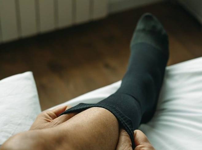 양말을 빨지 않고 재착용하는 습관이 발 건강을 크게 해칠 수 있다는 전문가들의 경고가 나왔다. 게티이미지뱅크