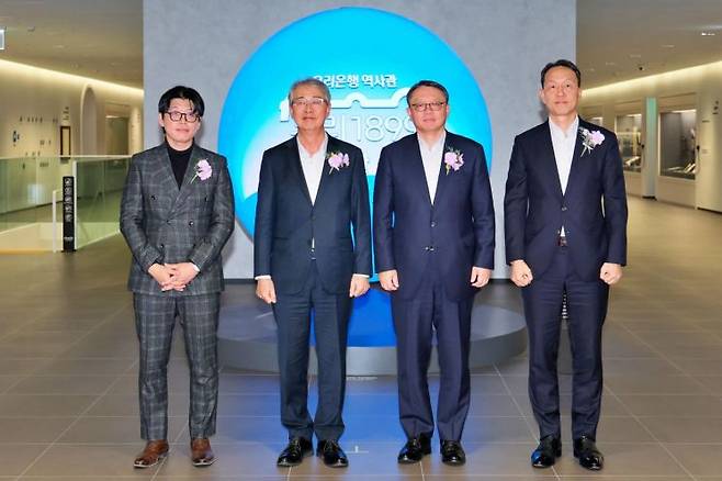 고 박경리 작가의 외손자인 토지문화재단 김세희 이사장(왼쪽부터) , 임종룡 우리금융지주 회장, 정진완 우리은행장, 이정섭 우리은행 상무가 기념사진을 촬영하고 있다. 우리은행