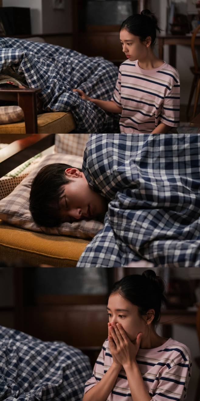 안은진, 잠든 장기용에 시선고정&nbsp;(키스는괜히해서) (제공: SBS)