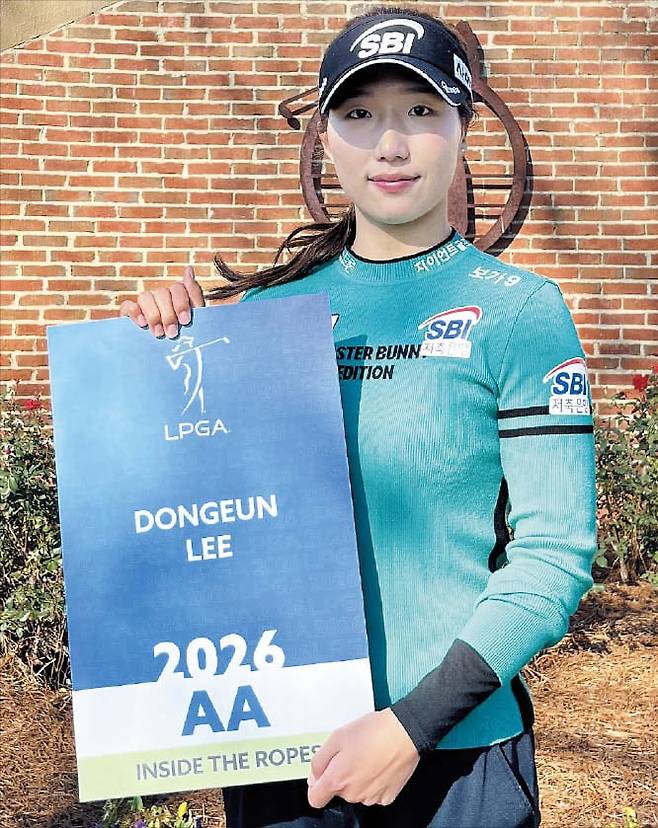 지애드스포츠10일 Q시리즈를 통과한 이동은이 LPGA 멤버십을 뜻하는 패널을 들고 기념 촬영을 하고 있다.