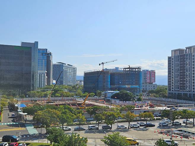 5일 대만 신주 고속철도역 인근 고층 빌딩들 사이로 신축 건물 공사가 진행 중인 모습/류재민 특파원