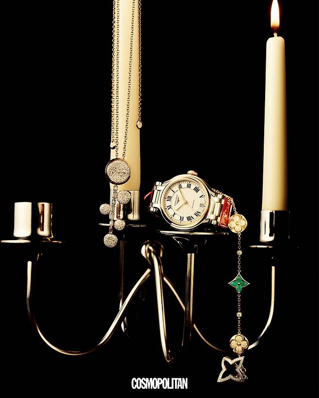 (왼쪽부터)사비아 네크리스 가격미정 Pomellato. 18K 로즈 골드 베젤과 버건디 레더 스트랩이 고혹적인 론진 프리마루나 워치 5백30만원 Longines. 모티프에 아마조나이트를 세팅한 컬러 블라썸 BB 브레이슬릿 1천6백80만원, 옹브레 블라썸 링 1천15만원 모두 Louis Vuitton.