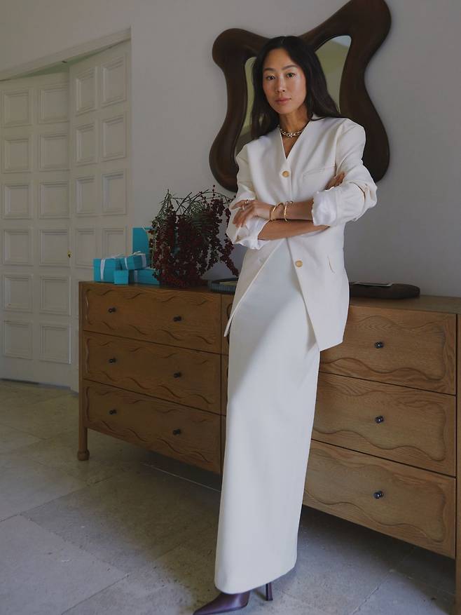 클라우드 댄서로 포멀한 룩을 선보인 아미송. 인스타그램 @aimeesong