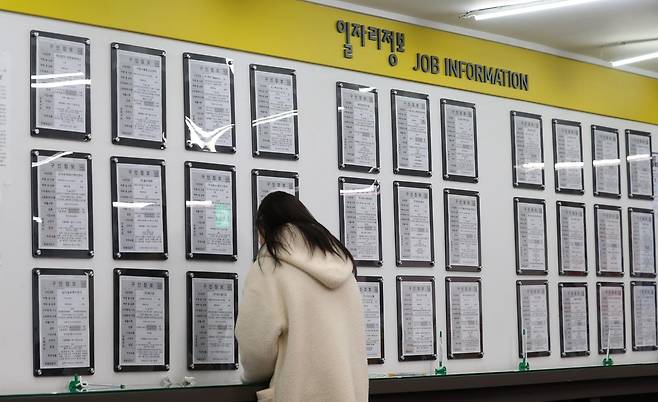 8일 서울 마포구 서부고용복지센터에서 시민들이 일자리 정보를 열람하고 있다.  제조업 고용보험 가입자 수가 반년째 감소하고 올해 1월부터 11월까지 구직급여(실업급여) 누적 지급액은 11조4715억원으로 역대 최대를 기록할 전망이다. 2025.12.8 뉴시스