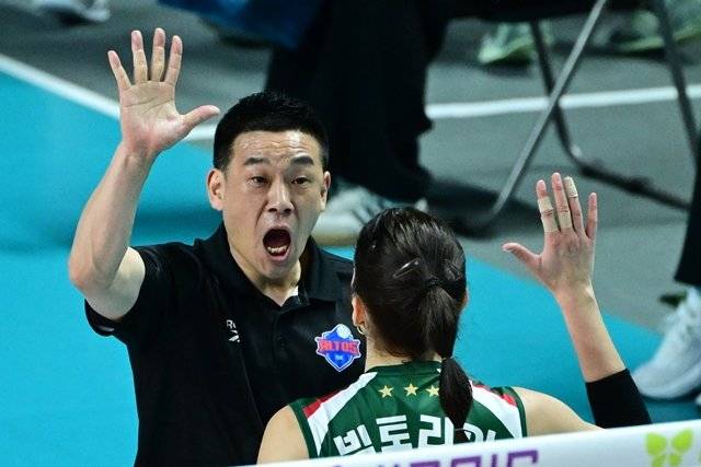 여오현 IBK기업은행 감독 대행(왼쪽). 한국배구연맹(KOVO) 제공