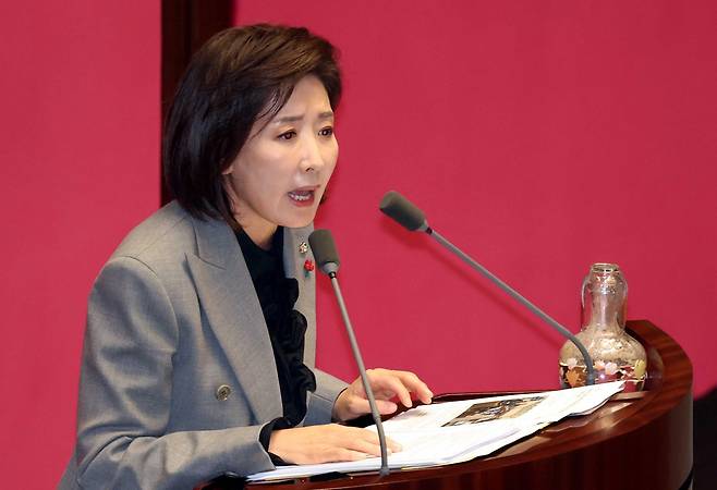 나경원 국민의힘 의원이 9일 서울 여의도 국회에서 열린 제429회국회(정기회) 제16차 본회의에서 가맹사업거래의 공정화에 관한 법률 일부개정법률안에 대한 무제한토론을 하고 있다. 2025.12.09. 뉴시스