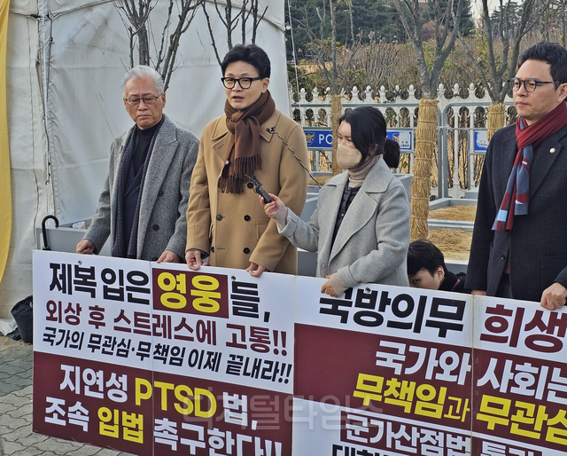 한동훈(왼쪽 두번째) 국민의힘 전 당대표가 지난 12월 9일 오후 국회 정문 앞에서 진행된 제2연평해전 전사자 고 한상국 상사 부인인 김한나(오른쪽 두번째) 영웅을위한세상 대표의 피켓시위에 동참한 가운데 취재진 질문을 받고 발언하고 있다. 같은 당 박정훈(오른쪽 첫번째) 국회의원이 현장에 동참해 있다.<한기호 기자>