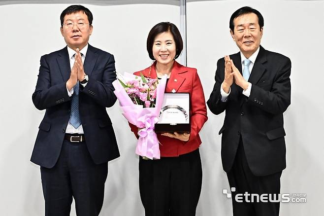 전자신문사와 한국지식재산서비스협회가 주관하는 '제4회 지식과 혁신 의정대상' 시상식이 11일 서울 여의도 국회에서 열렸다. 김미애 국민의힘 의원이 수상 후 기념 촬영하고있다. 왼쪽부터 강병준 전자신문 대표, 김 의원, 고기석 한국지식재산서비스협회장. 이동근기자 foto@etnews.com