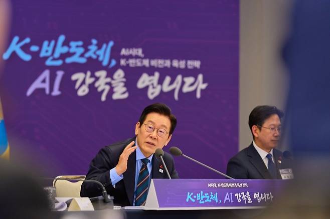 이재명 대통령이 10일 서울 용산 대통령실 청사에서 열린 AI 시대의 K-반도체 비전과 육성전략 보고회에서 발언하고 있다. 대통령실 제공