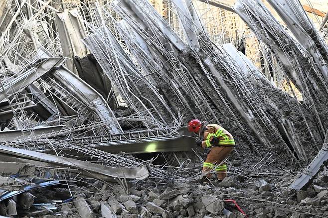 소방당국이 11일 오후 광주 서구 치평동 광주대표도서관 구조물 붕괴 사고 현장에서 잔해물에 매몰된 것으로 추정되는 작업자들을 수색 구조하고 있다. 사진=뉴시스