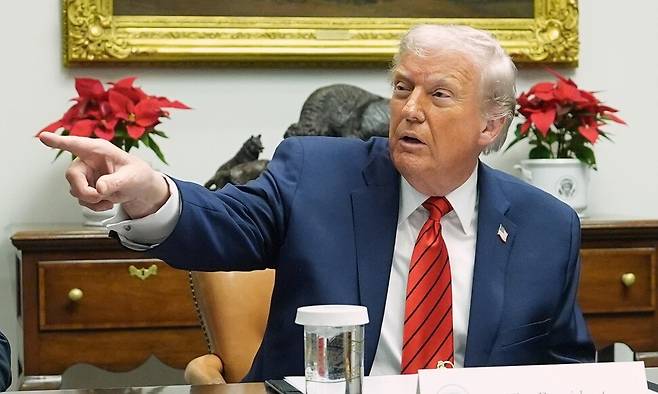 도널드 트럼프 미국 대통령이 10일 백악관에서 열린 회의 중 발언하고 있다. AP연합뉴스