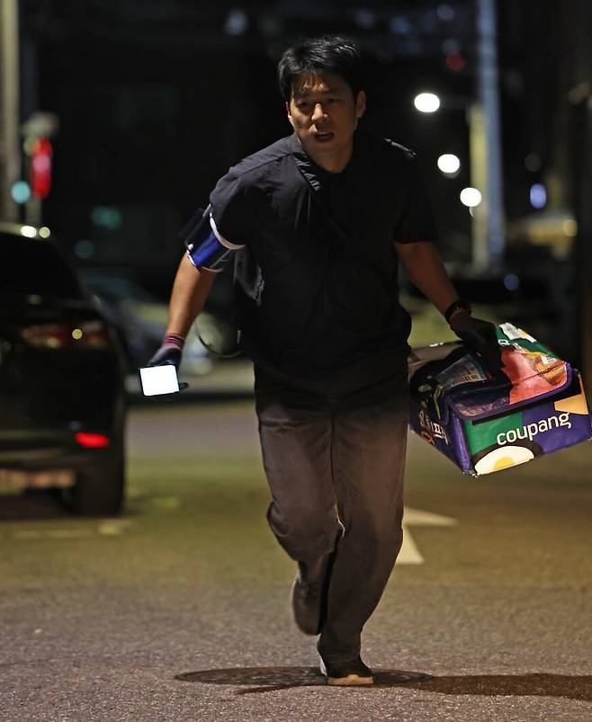 2025년 11월13일 서울 송파구에서 심야배송을 하는 한겨레21 류석우 기자가 휴대전화로 배송지와 물품 등을 확인하며 뛰어가고 있다. 이종근 선임기자 root2@hani.co.kr