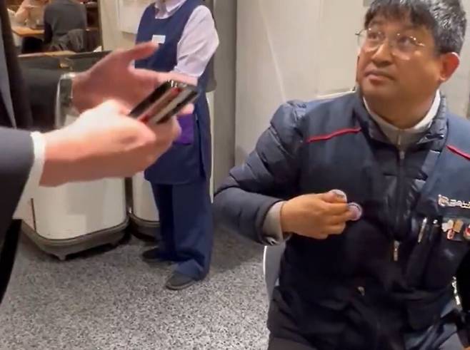 지난 10일 저녁 롯데백화점 잠실점 보안요원(왼쪽)이 이김춘택 전국금속노동조합 거제통영고성조선하청지회 사무장에게 노조 조끼를 벗어달라고 요청하고 있다. 엑스(X·옛 트위터) 갈무리