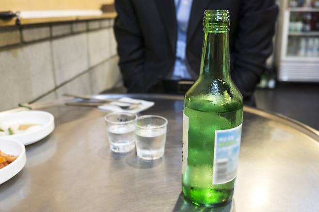 급성 췌장염은 가장 위험한 질환 중 하나로, 명치 또는 왼쪽 윗배에서 시작된 통증이 등이나 어깨까지 번지는 양상을 보인다. 게티이미지뱅크