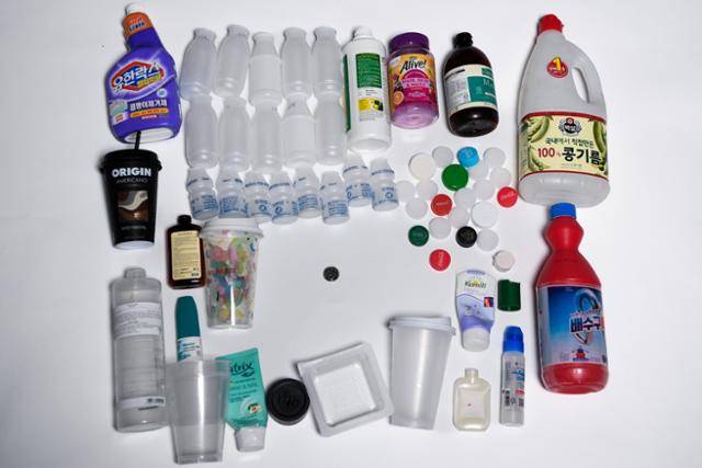 폴리에틸렌(PE), 폴리프로필렌(PP), 폴리스티렌(PS) 등 단일재질 플라스틱 포장재와 용기 1㎏을 모아봤다. 생산 기업이 이 폐기물 1㎏에 대한 재활용 책임비용으로 내는 돈은 가운데 놓인 100원짜리 동전 하나 정도(109원)다. 김하겸 인턴기자