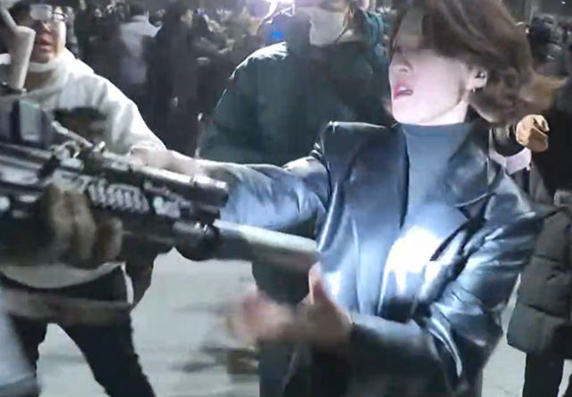 안귀령 더불어민주당 대변인이 지난해 12월 4일 국회 본관 앞에서 계엄군과 대치하고 있다. 유튜브 JTBC채널 캡처