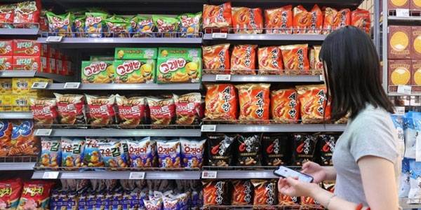 초코파이, 포카칩, 홈런볼 등 주요 브랜드를 모두 제치고 새우깡이 지난해에 이어 1위를 지켰다./사진=연합뉴스