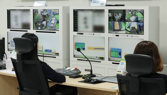 지난 8월 14일 오전 인천 연수구 인천세관 해상특송물류센터 내 엑스레이 판독실에서 세관 관계자가 검사대상 물품을 엑스레이로 선별하고 있다. 뉴스1