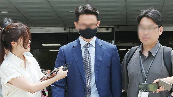 윤석열 전 대통령의 부인 김건희 여사에게 청탁할 목적으로 명품 가방과 목걸이를 전달한 혐의를 받는 윤영호 전 통일교 세계본부장이 지난 7월 30일 서울 서초구 서울중앙지방법원에서 열린 구속 전 피의자 심문(영장실질심사)를 마친 뒤 법원을 나서고 있다. 뉴스1