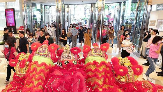 지난 10월 16일 대만 중부 타이중에 있는 신광미츠코시 백화점에서 열린 세일 행사를 맞아 고객들이 오전 11시 백화점이 개장에 맞춰 매장으로 몰려들고 있다. 사진 신광미스코시