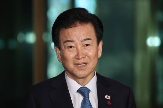 정동영 통일부 장관이 11일 서울 종로구 정부서울청사로 들어서고 있다. 연합뉴스