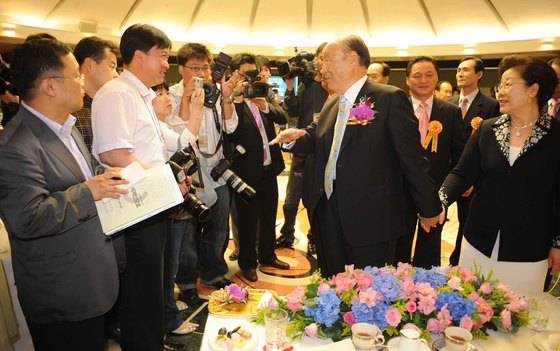 문선명 총재는 예정된 기자간담회를 한마디로 취소하고 다른 장소로 가버렸다. 당시 기자단을 만난 문 총재의 내외의 모습이다. 중앙포토