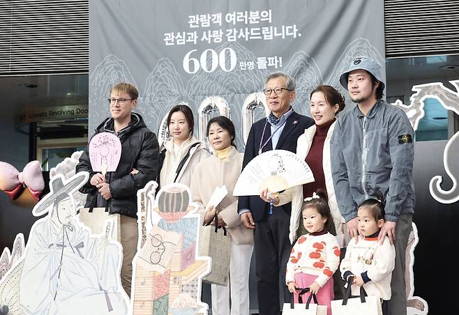11일 오후 서울 용산국 국립중앙박물관 상설전시관 으뜸홀에서 600만번째 관람객들이 유홍준 관장과 기념촬영을 하고 있다. 김경록 기자