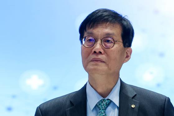 이창용 한국은행 총재가 11일 서울 중구 한국은행 별관에서 '초고령사회 어떻게 대비할 것인가? 생애말기 의료를 중심으로'라는 주제로 열린 '2025 한국은행-국민건강보험공단 공동 심포지엄'에서 환영사를 하는 도중 얼마 전 작고한 어머니 얘기를 하며 눈물을 삼키고 있다. 연합뉴스