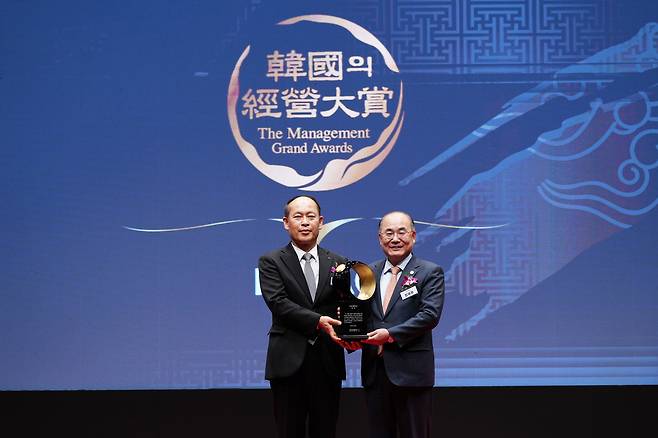 오른쪽부터 부산대 최재원 총장, 한국능률협회 최권석 부회장