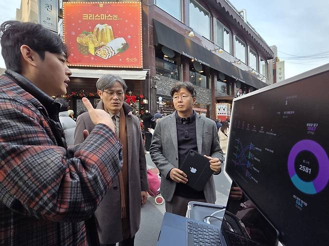 대전 중구 관계자 등이 지난 10일 대흥동 성심당 본점 인근에서 글로벌 라이다 전문기업 아우스터(Ouster), AI 기반 국내기업 그린에이아이와 함께 ‘라이다(LiDAR) 센서 기반 유동인구 분석 기술 시연회’를 진행하고 있다. 대전 중구 제공
