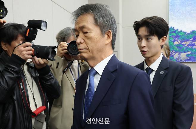 김용원 국가인권위원회 상임위원(가운데)이 지난달 5일 국회 운영위 국정감사에서 증인선서를 거부하자 위원장의 지시로 퇴장하고 있다. 박민규 선임기자