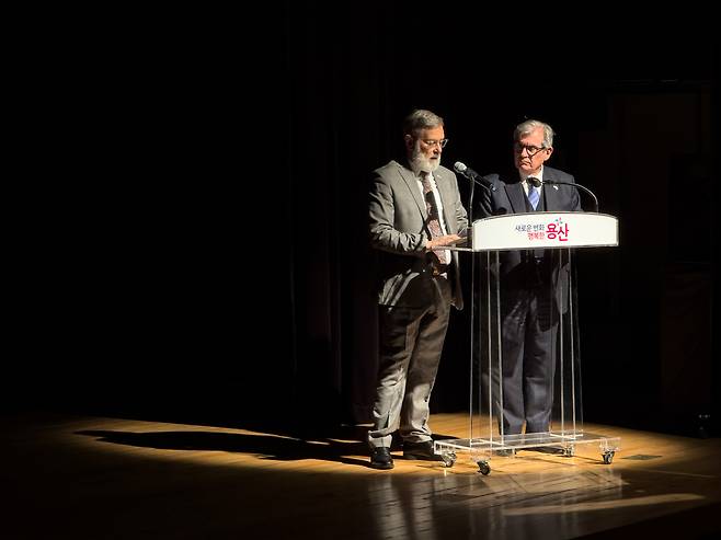 Uruguayan Ambassador to Korea Pablo Scheiner, left, and Argentine Ambassador Dario Cesar Celaya Alvarez deliver the opening remarks for a ceremony to mark Tango Day at the Art Hall of Yongsan District Office in central Seoul on Dec. 11. [MICHAEL LEE]