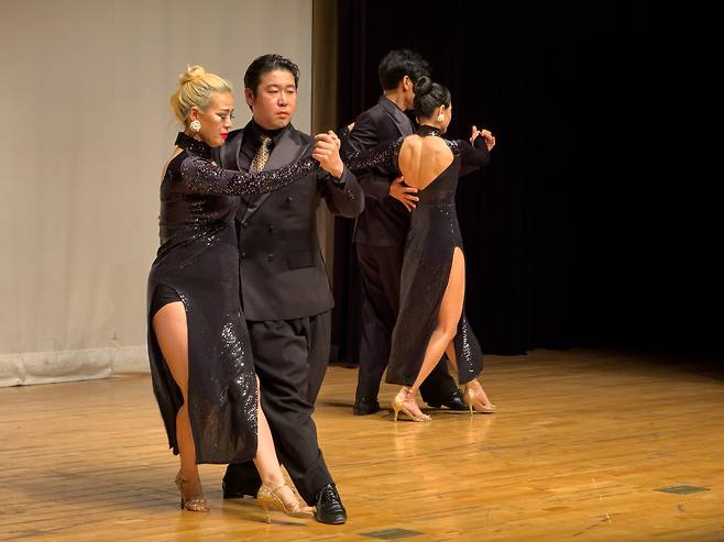 Members of the sextet Elena dance to ″Loca″ at the Art Hall of Yongsan District Office in central Seoul on Dec. 11. [MICHAEL LEE]