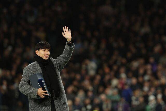 손흥민이 10일(한국시간) 토트넘과 슬라비아 프라하(체코)의 2025~2026 유럽축구연맹(UEFA) 챔피언스리그(UCL) 리그 페이즈 6차전이 열린 영국 런던 토트넘 홋스퍼 스타디움을 찾아 팬들에게 작별 인사를 하고 있다. AFP연합뉴스